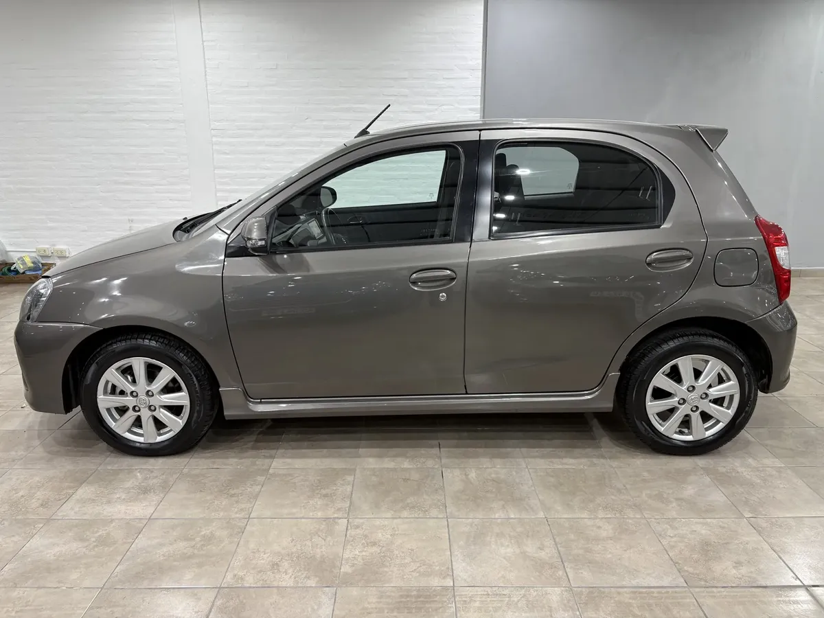 Foto 4 de Toyota Etios xls Automático