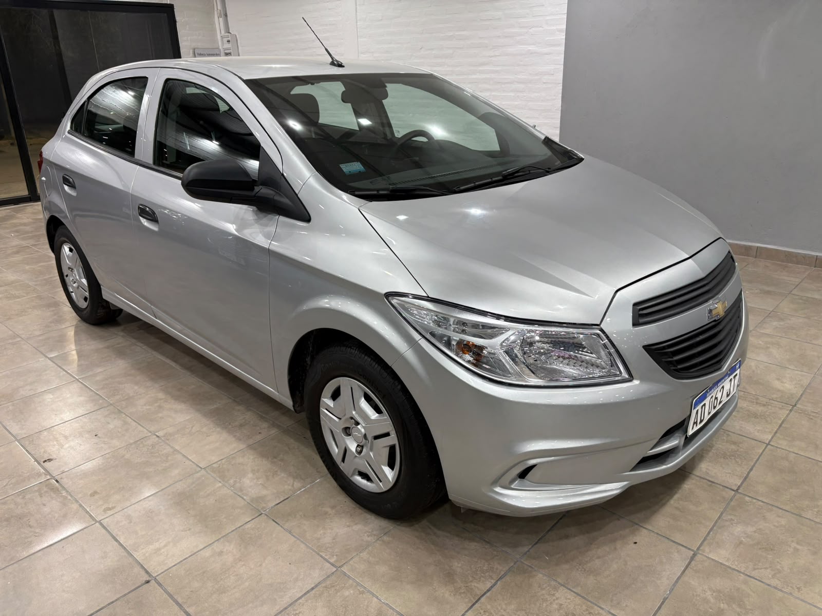 Foto 2 de Chevrolet Onix ls Joy+ 1.4