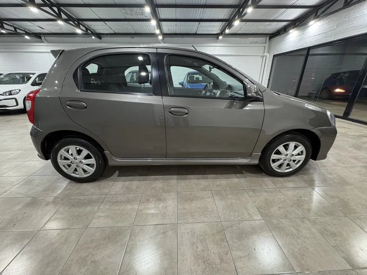 Foto 6 de Toyota Etios xls Automático