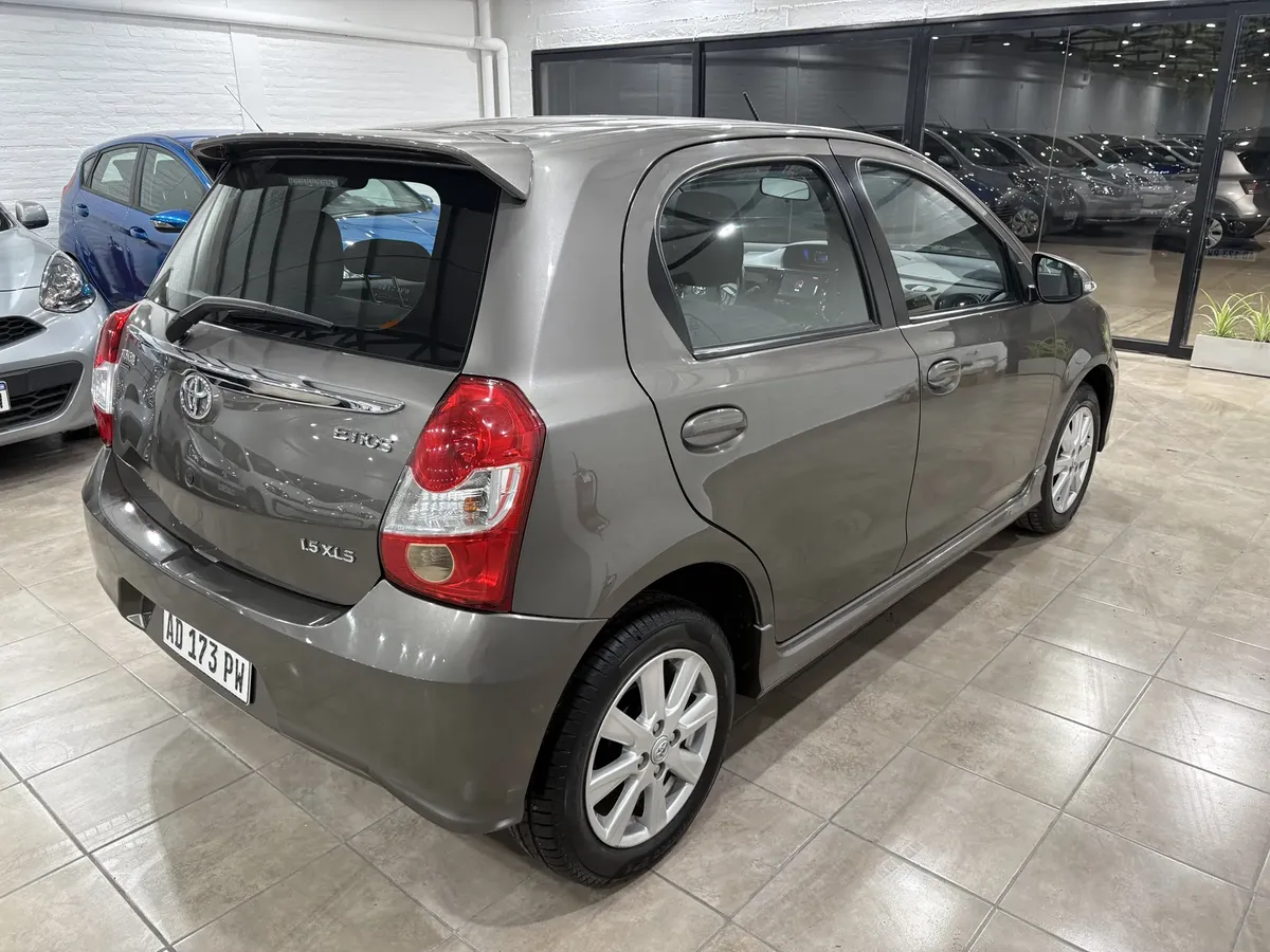 Foto 5 de Toyota Etios xls Automático
