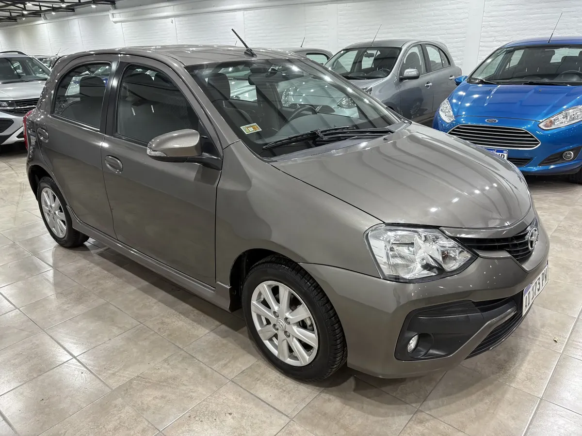 Foto 2 de Toyota Etios xls Automático