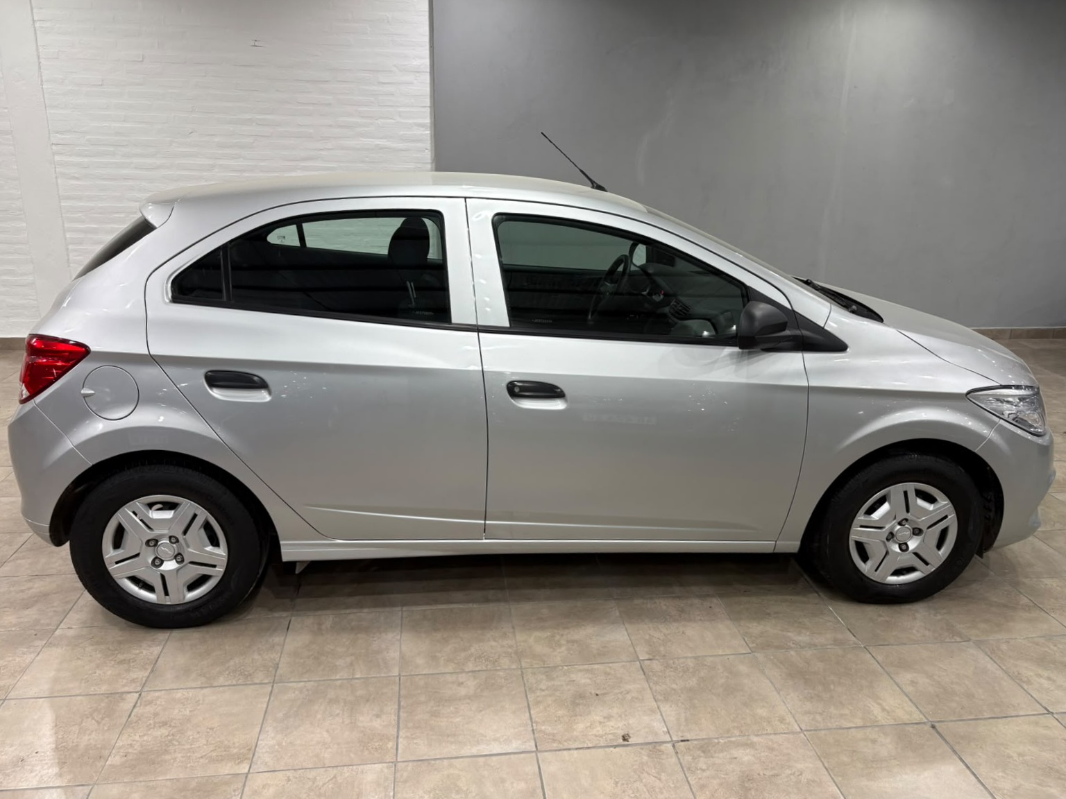 Foto 3 de Chevrolet Onix ls Joy+ 1.4